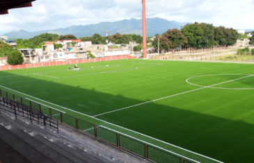 Mooi nieuw voetbalveld in Santiago, Cuba